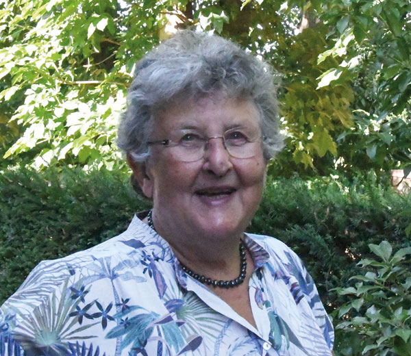 Frau Kosmider blickt lächeln in die Kamera
